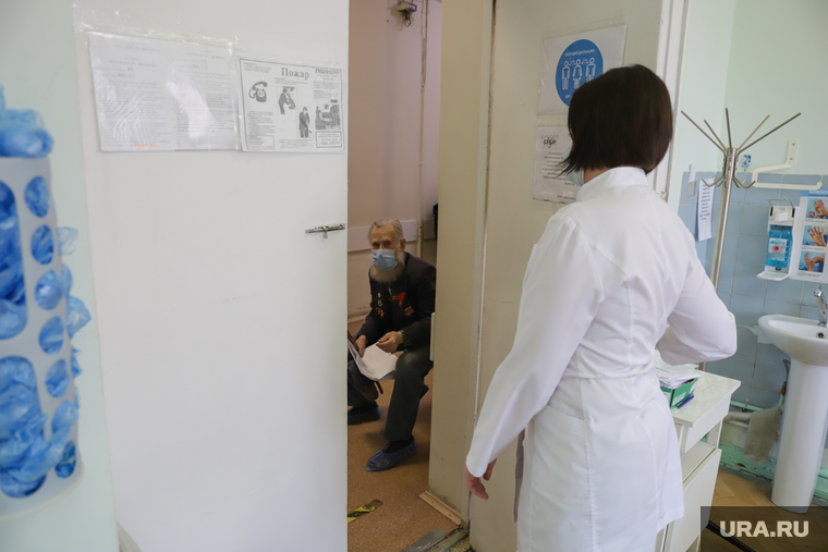 Вакцинация ветеранов вторым компонентом вакцины "Гам-КОВИД-Вак" ("Спутник V"). Екатеринбург, прием у врача
