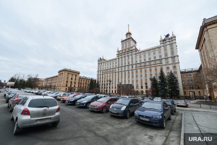 Город в преддверии Российско-Казахстанского форума. Челябинск, стоянка, парковка, главный корпус юургу