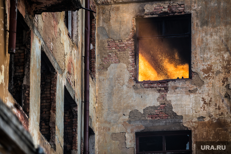 Пожар в заброшенной больнице в Зеленой роще. Екатеринбург, пожар, огонь, окна без стекол