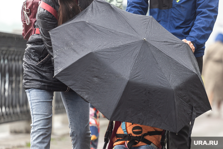 Свердловские зарисовки. Екатеринбург, прогулка, ребенок в коляске, родители, зонт, дождь