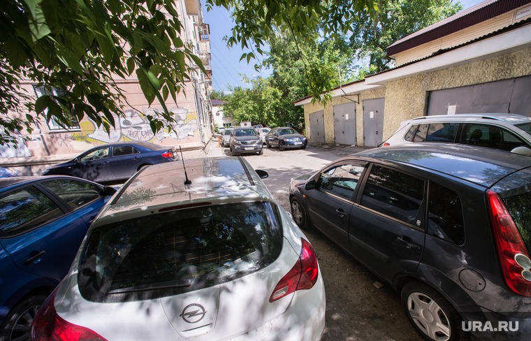 Платная парковка рядом с перекрестком Хохрякова-Попова и машины во дворе. Екатеринбург, машина во дворе, стоянка автомобилей