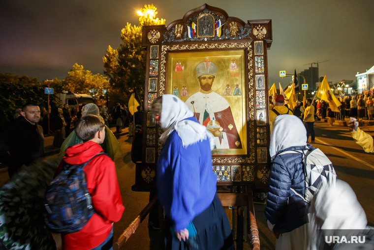 Крестный ход в память о гибели семьи последнего российского императора Николая II. Екатеринбург, верующие, вера, паломники, религия, царские дни, икона николай II, православие