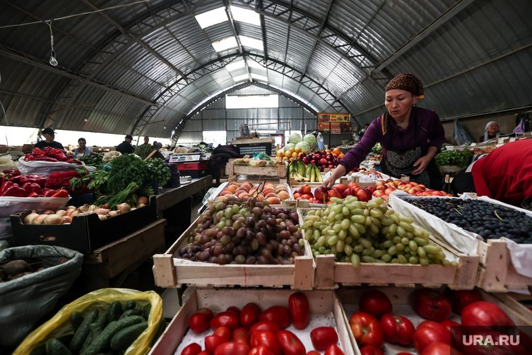 Киргизия. Чолпон-Ата, овощи, торговля, фрукты, базар, развал, рынок, прилавок, восточный
