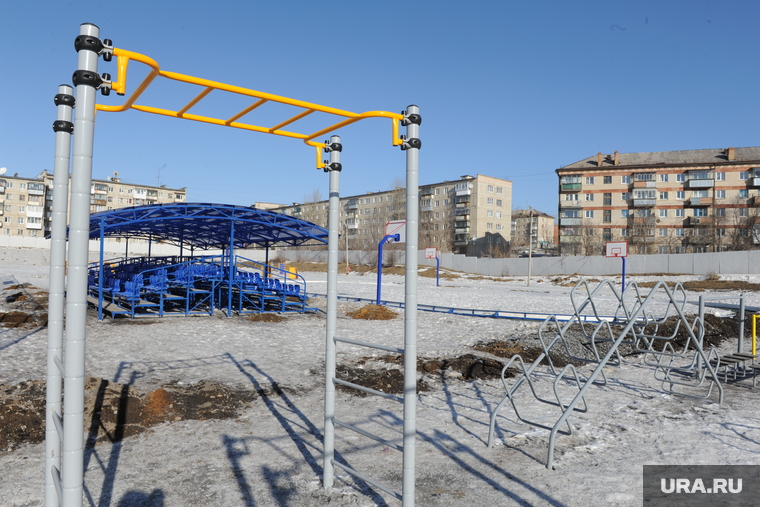 Дубровский в Сатке. Челябинск., турник, спортплощадка