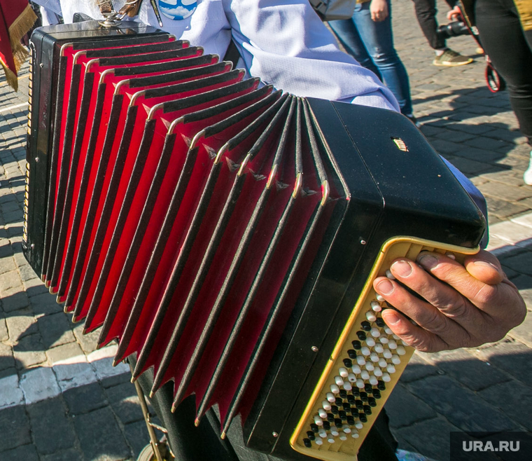 Первомайская демонстрация на Красной площади. Москва, гармонист, гармонь, 1 мая, праздник труда, первомай