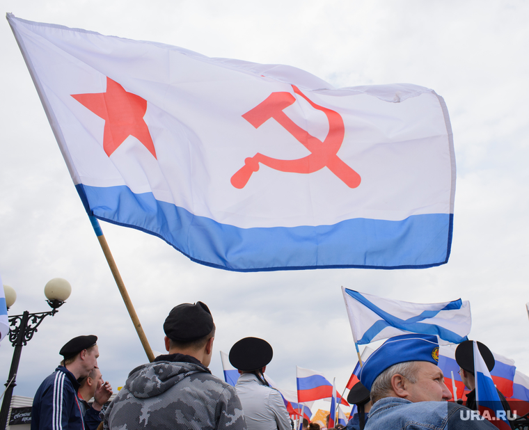 Празднование Дня России. Екатеринбург, армия, андреевский флаг, флот, моряки, ВМФ, российский флот, военно-морской флаг ссср