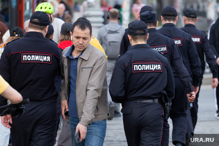 Колонна военной техники. Екатеринбург, прохожий, полиция, город