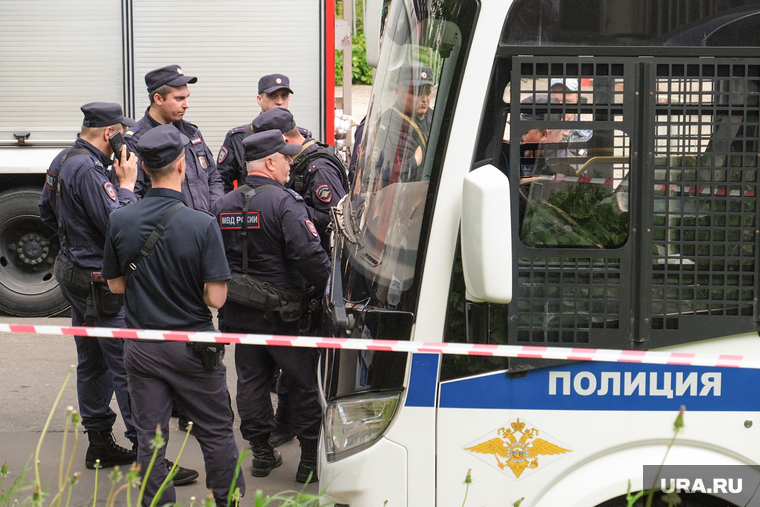 Последствия атаки БПЛА по адресу Ленинский проспект 92к1. Москва, перекрытие, полиция, оцепление, полицейский, оцепление чп