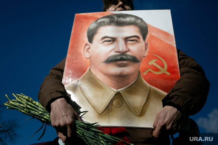 Коммунисты на Манежной площади, перед возложением цветов к могиле Сталина в годовщину его смерти. Москва, сталин, кпрф, митинг, коммунистическая партия, коммунисты