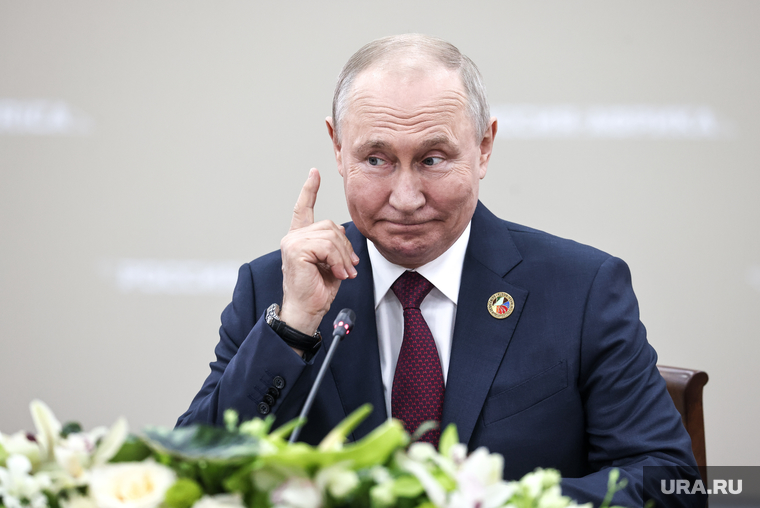 Президенту Владимиру Путина порой приходилось подсказывать своим коллегам, что нужно надеть наушник, чтобы слышать синхронный перевод