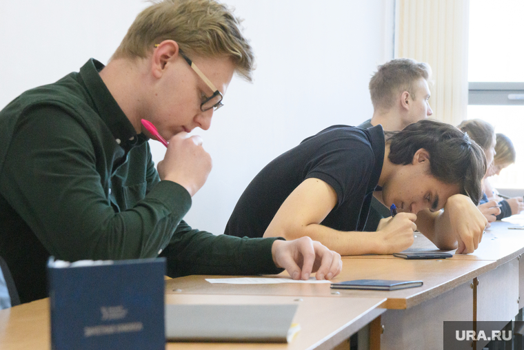 Студенты УрФУ в экзаменационный период. Екатеринбург, университет, вуз, экзамен, учеба, высшее образование, высшее учебное заведение, студенты, сессия