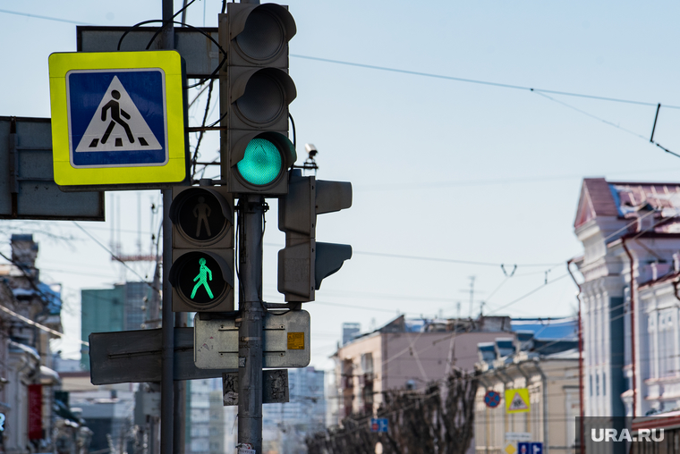 Виды города. Пермь, пешеходный переход, дорожный знак, перекресток, светофор, знак пешеходного перехода