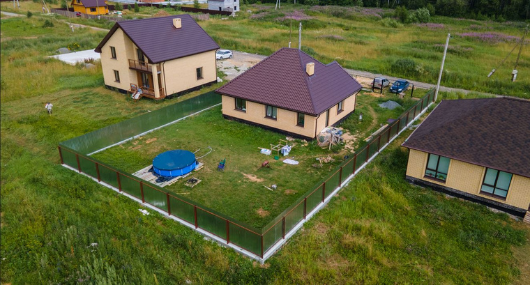 Одной из самых распространенных ошибок при строительстве загородных домов становится попытка экономии на фундаменте