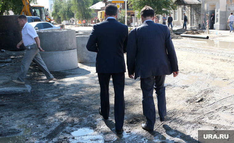 Осмотр ул Куйбышева.
Курган, депутат, ремонт труб, грязь на дороге