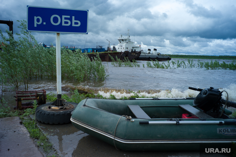 Шторм. Локосово, резиновая лодка, река обь