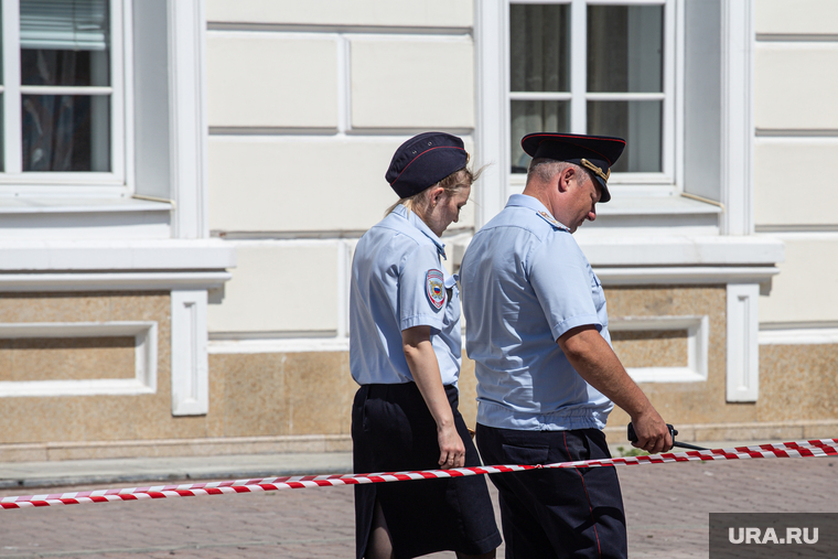 Приезд генерального прокурора РФ Игоря Краснова в прокуратуру Свердловской области. Екатеринбург, полицейские, лента ограждения, оцепление