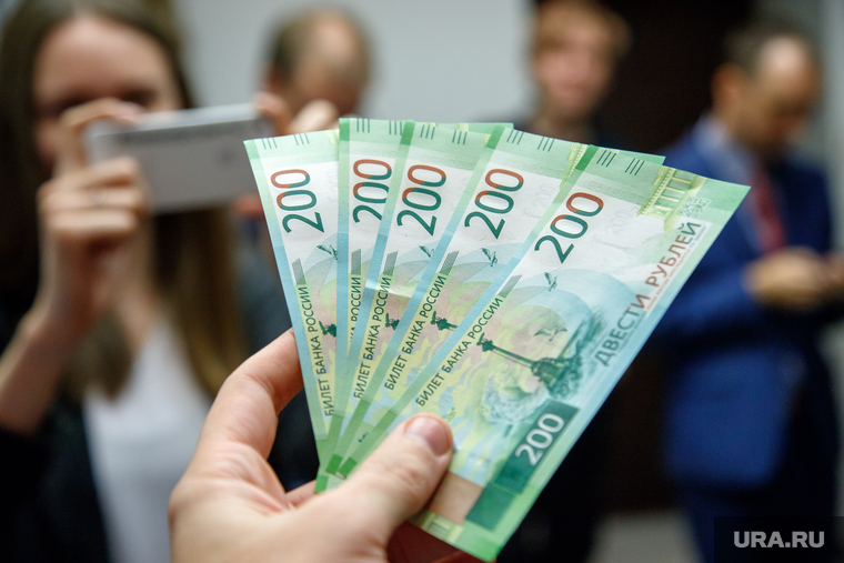 Презентация новых денежных банкнот номиналом 200 и 2000 рублей. Екатеринбург, пачка денег, новые деньги, банкноты, 200 рублей, рубли