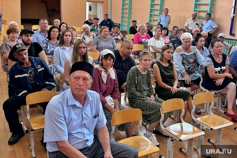 Жители курганского села собрались на встречу с главой МЧС Куренковым