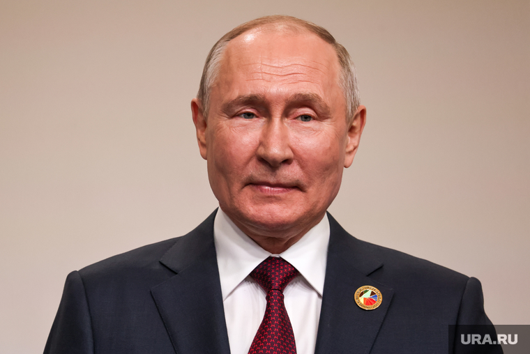 Президент России Владимир Путин на приветственном рукопожатии с лидерами саммита "Россия-Африка". Санкт-Петербург, путин владимир