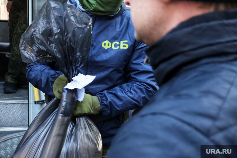 Уничтожение гашиша и конопли сотрудниками ФСБ. Курган, фсб, конопля, наркотики, обыск