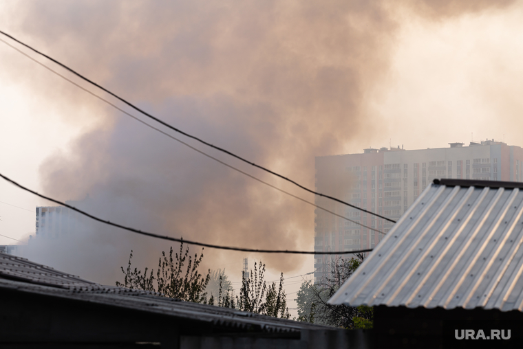 Пожар в частном доме на улице Татищева. Екатеринбург, дым, пожар, чп, город, частный сектор