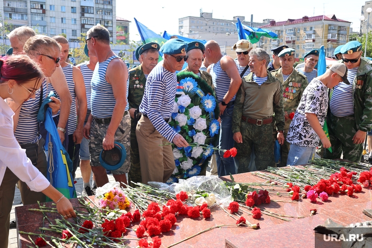 Ветераны и участники СВО возложили цветы у памятника погибшим воинам-интернационалистам