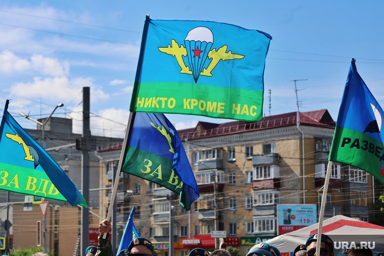 Десантники принесли флаги с надписями «За ВДВ», «Никто кроме нас»