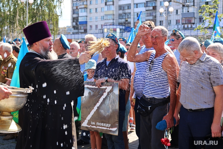 В ходе митинга священник освятил всех присутствующих святой водой