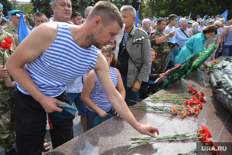 Участники торжественного шествия возложили цветы на мемориал «Вечный огонь»