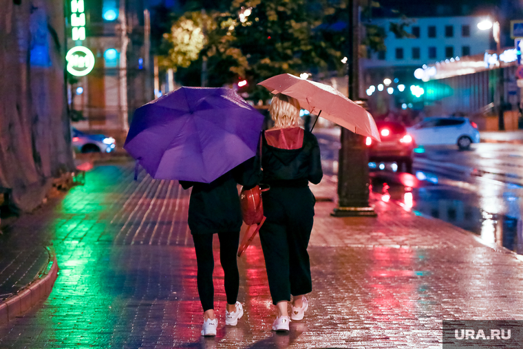 Ночной город. Тюмень, ночь, люди с зонтами, ночной город, дождь, дождь в городе
