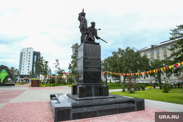 Мост влюбленных и памятник борцам революции. Тюмень, памятник борцам революции