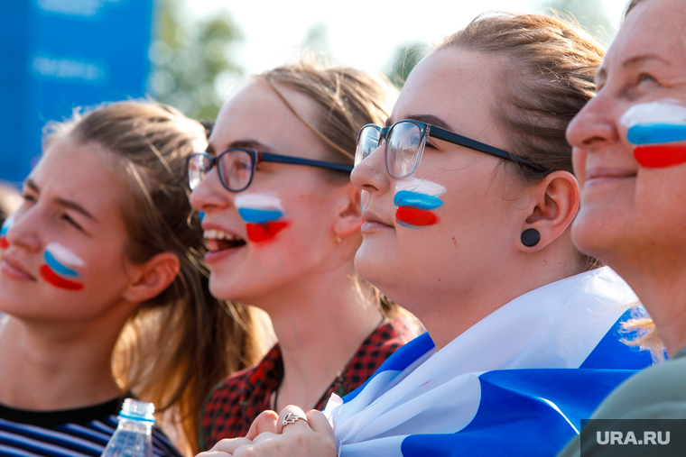 Фан-зона в ЦПКиО Маяковского. Матч Россия - Испания. Екатеринбург, девушки, триколор, флаг россии, рисунок на лице, болельщики сборной россии