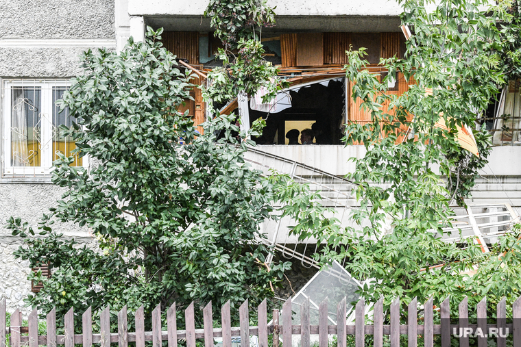 Взрыв в жилом доме на улице Индустрии, микрорайон Уралмаш. Екатеринбург, разбитое окно, разрушенная квартира