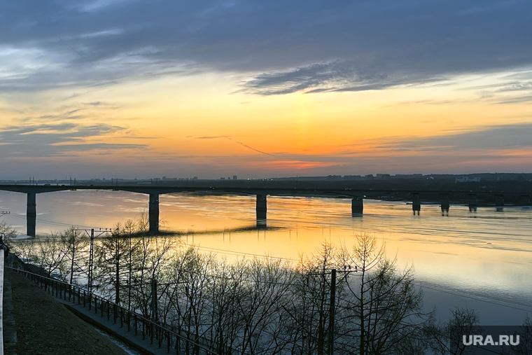 Повседневная жизнь. Пермь, река кама, коммунальный мост