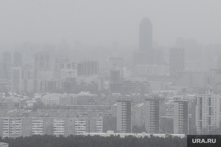 Ветреная погода в Екатеринбурге. Екатеринбург , вид города, снегопад, туман