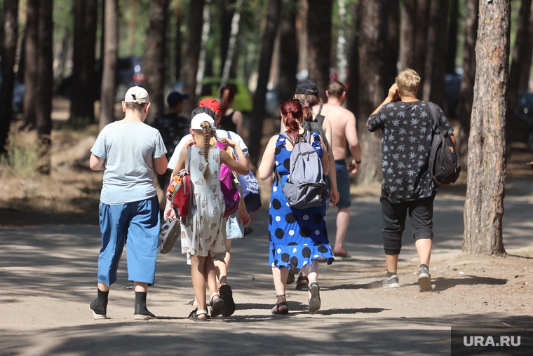 Водоросли на пляже Голубые озера. Курган , пляж, отдыхающие, голубые озера