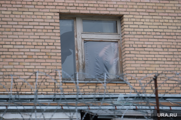 Люди стали закрывать окна пленкой. После взрыва у части жителей по соседству были выбиты стекла