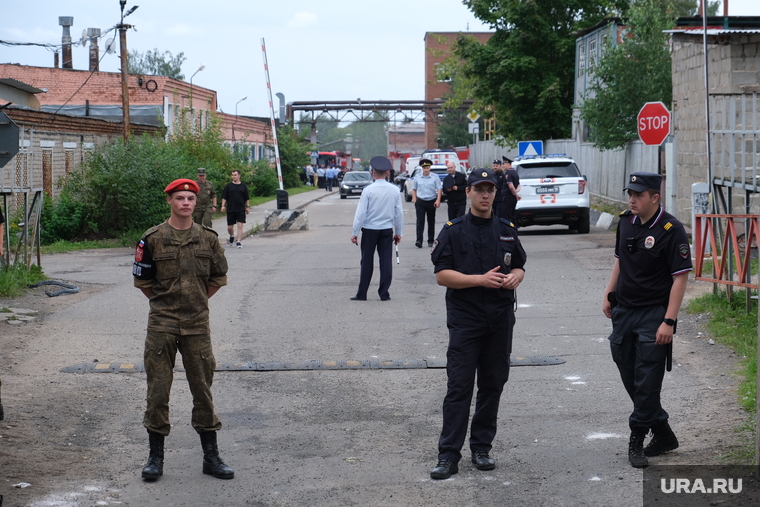 После взрыва на заводе на место ЧП прибыли оперативные службы. Они следят за обстановкой