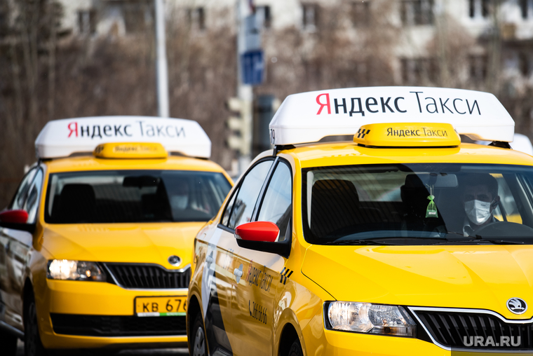 Дезинфекция автомобилей такси «Яндекс.Такси». Екатеринбург, такси, водитель, таксист, медицинская маска, защитная маска, яндекс такси, маска на лицо, желтая машина, covid19, мужчина в маске