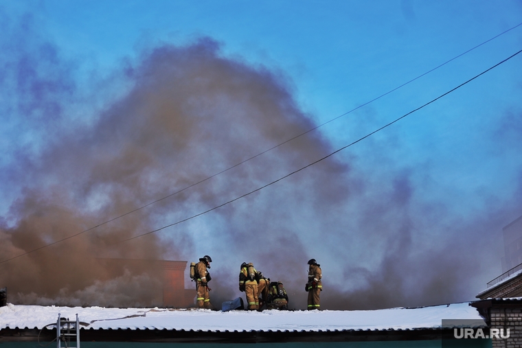 Пожар в спортивной детской школе. Курган, пожар, задымление, дым, пожарные