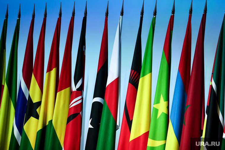 Президент России Владимир Путин на подписании документов по итогам саммита "Россия-Африка". Санкт-Петербург, африканские флаги, флаги африки