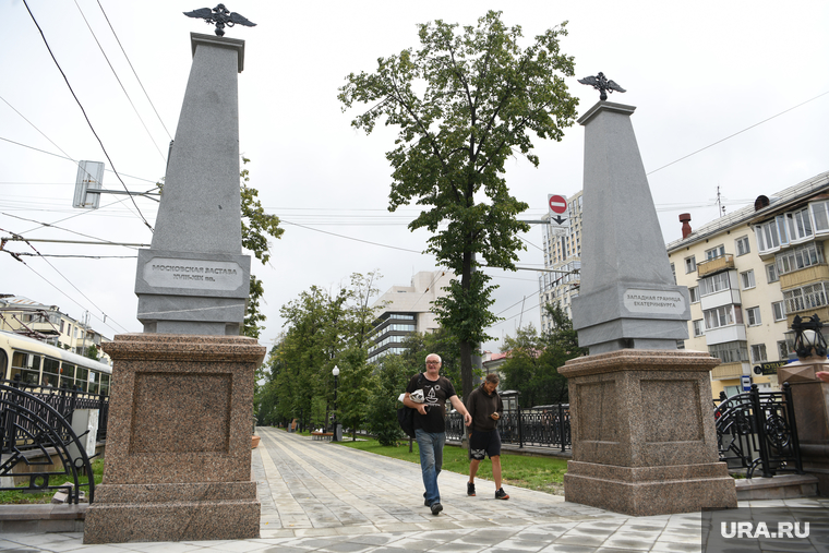Копии исторических столбов Московской заставы. Екатеринбург, проспект ленина, аллея на ленина, московская застава, западная граница екатеринбурга