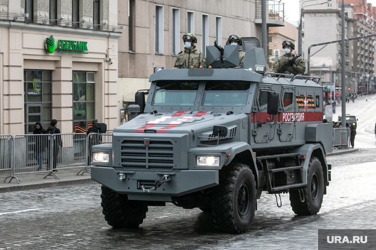 Движение техники для репетиции Парада Победы 9 мая. Москва, тигр, военная техника на марше, росгвардия, бронемобиль, колонна техники