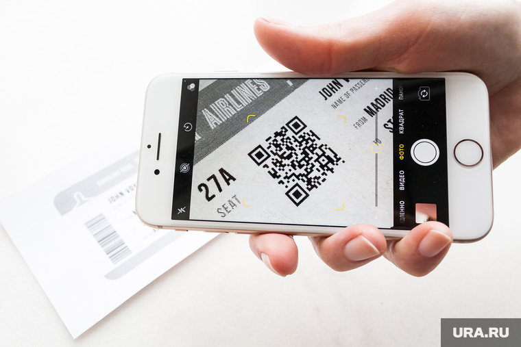 QR код клипарт. Тюмень, смартфон, qr-код, код, смартфон в руке, билет на самолет, QR код, QR