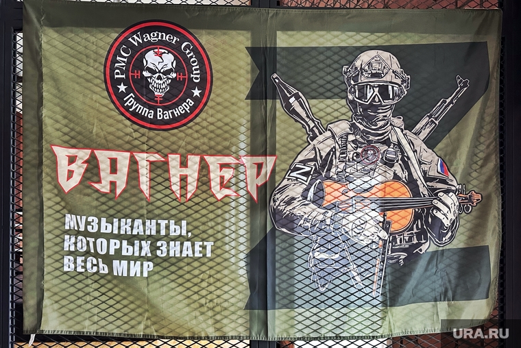 До закрытия в офисе ЧВК «Вагнер» висели два флага с символикой частной компании