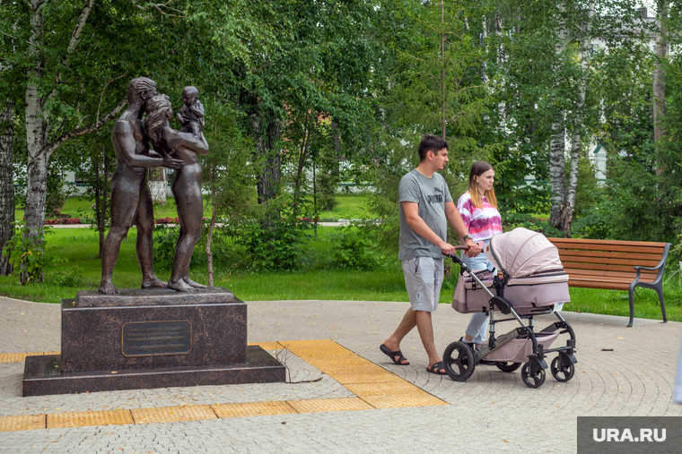 Виды города Тобольск. Пермь, тобольск, семья с коляской, аптекарьский сад, памятник первенец