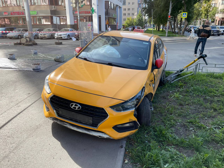 Таксомотор снес пешеходное ограждение и арендные электросамокаты