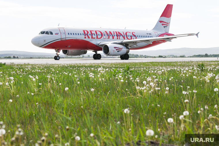 Самолёт Аэрофлота в ливрее Добролета. Екатеринбург, авиакомпания red wings