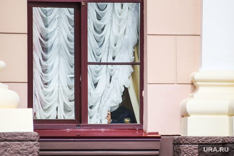 Одиночный пикет жительницы Тюмени Юлии Баталовой-Ивановой против незаконного задержания сотрудниками Отдела полиции №5. Тюмень, охрана, окно