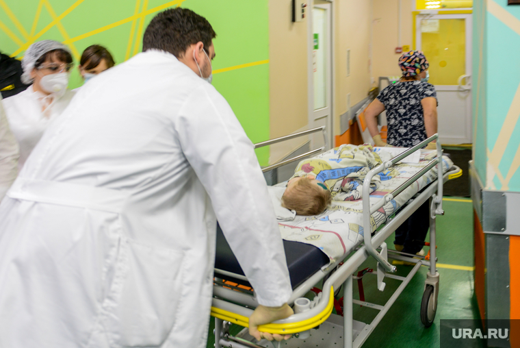 Ирина Текслер передала в детскую больницу наборы для экспресс-тестирования на выявление антигена коронавируса. Челябинск , ребенок, больной, врач, травматология, детская больница, доктора, пациент, каталка больничная, экстренное отделение